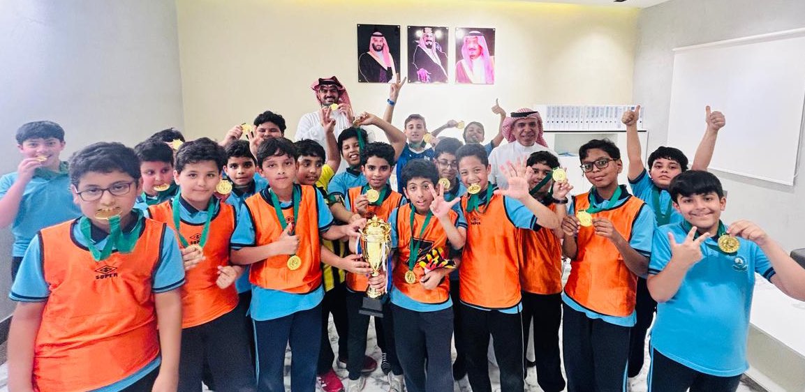 alsahil_school's tweet photo. أُقيمت ضمن الأنشطة الرياضية مباراة تحدي أبطال الساحل - الصف الخامس - على كأس وميداليات البطولة فاز بها طلاب فصل ١/٥ بضربات الجزاء ⚽️🏅🏆 https://t.co/sRmLEhm3Vp