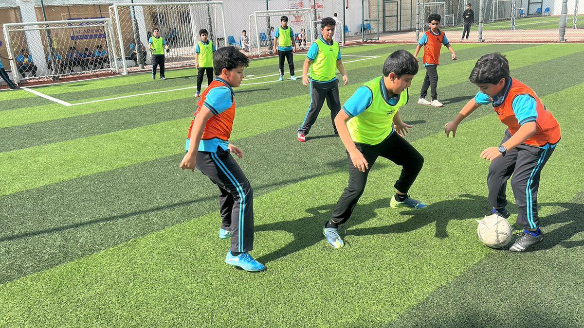 alsahil_school's tweet photo. أُقيمت ضمن الأنشطة الرياضية مباراة تحدي أبطال الساحل - الصف الخامس - على كأس وميداليات البطولة فاز بها طلاب فصل ١/٥ بضربات الجزاء ⚽️🏅🏆 https://t.co/sRmLEhm3Vp
