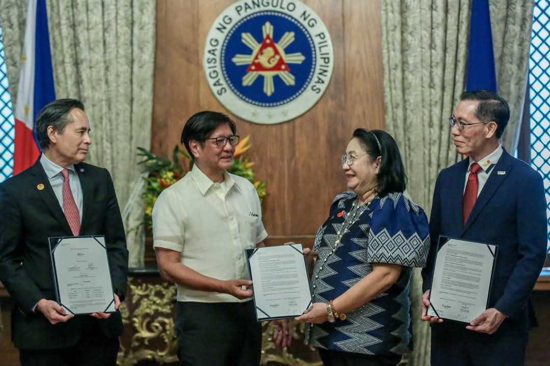 NET25TV's tweet image. TINGNAN: Pinangunahan ni Pangulong Bongbong Marcos ang opisyal na pagpresenta ng nilagdaang Memorandum of Agreement para sa Philippine Civil Service Digital Leadership Program ngayong Abril 24 sa Malacañang. | via Eden Santos

#NET25NewsandInformation #PBBM #DigitalLeadership