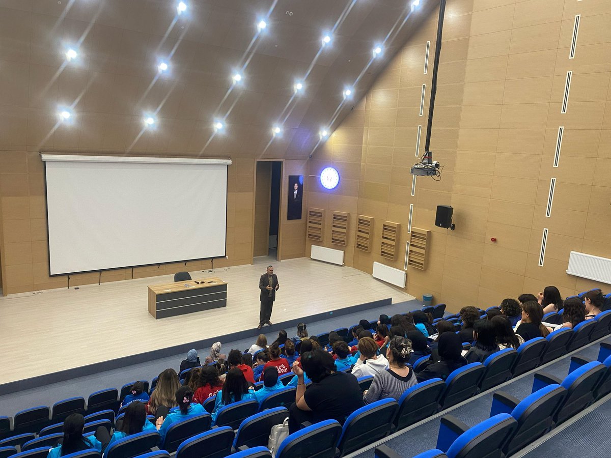 Yaren Öğrenci Yurdumuzda Uşak Üniversitesi Spor Bilimleri Fakültesi Bölüm Başkanı Prof. Dr. Yakup Akif AFYON tarafından Yurtlig Kız Basketbol Grup Müsabakaları için gelen sporcularımız ve idarecilerimizin katılımıyla söyleşi gerçekleştirilmiştir.