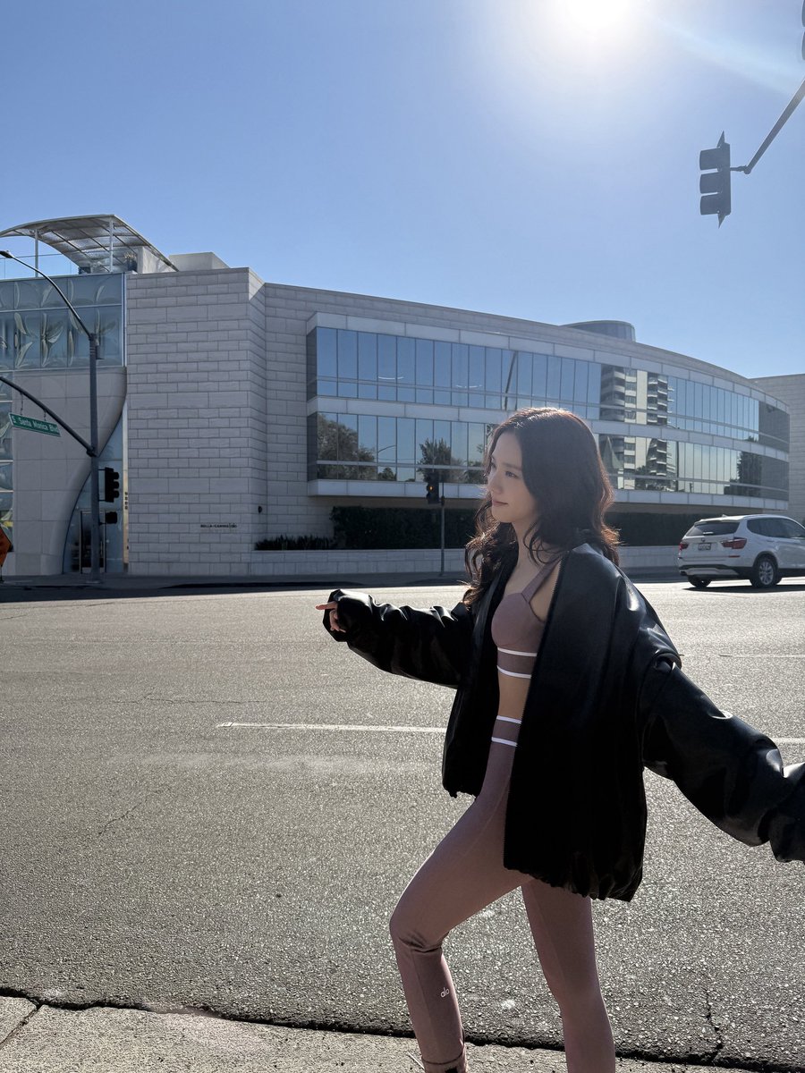 NEWSJISOO's tweet photo. #JISOO x Alo behind the scenes. https://t.co/x4PEjRVxiH