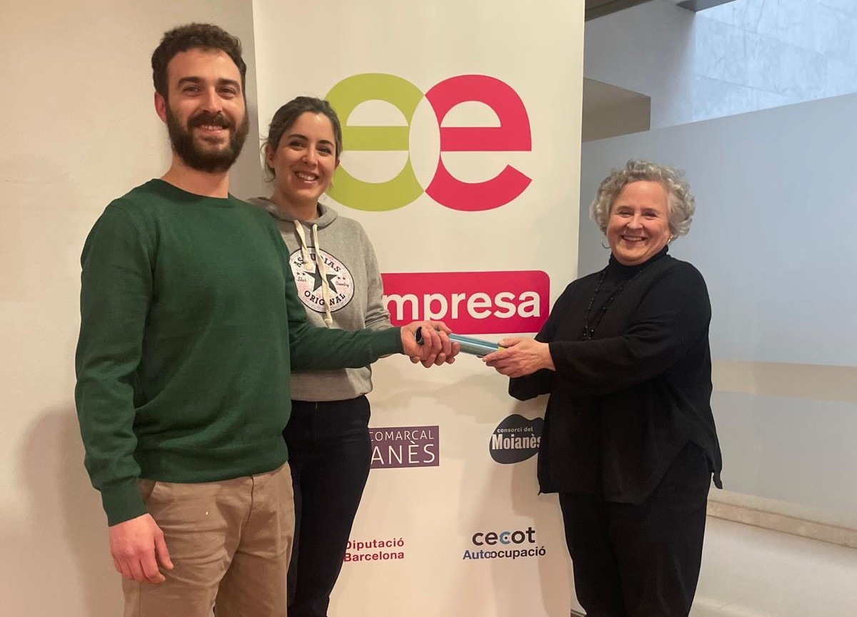 Reempresa's tweet photo. La Cristina va #cedir el seu #negoci a uns joves reemprenedors i en celebra els bons resultats 👏
"La clientela vol provar la nova oferta. Fins i tot han hagut de rebutjar peticions perquè el local ja estava ple", Cristina.
Coneix el #cas d'#èxit a https://t.co/DlWsUQdtkY https://t.co/e0R272pIdX