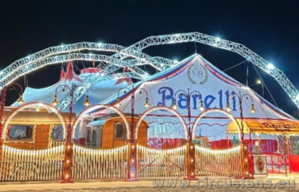 circusfans_ita's tweet photo. ๐๐๐ฅ๐๐จ๐ฆ ๐๐๐๐ฅ๐จ๐๐๐ฅ ๐๐๐ฅ๐๐๐๐ ๐ก๐๐ช๐ฆ ๐ฎ๐ฏ/๐ฌ๐ฐ/๐ฎ๐ฑ
Il tedesco #circusGebruderBarelli รจ ripartito in tournรฉe con nuove strutture, nuovi artisti e nuovo show ..... Le news aggiornate
#circo #circusbarelli #franzbarelli #harrybarelli #karlsruhe #mannheim #pieric https://t.co/GZxaMaK8DW