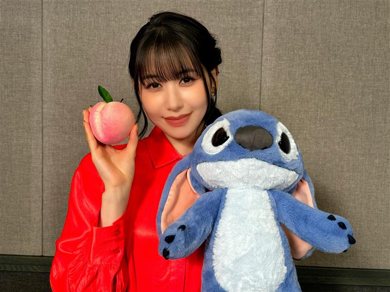 disneystudiojp's tweet photo. ＼ナニ役 日本版声優に決定‼／
#MOMONA （#ME_I）さんの
　オフショットをお届け🍑
⊹₊┈┈┈┈┈┈┈┈┈┈┈┈₊⊹
 
#スティッチ のぬいぐるみと
いっしょにパチリ📸🐾
 
実写版『#リロアンドスティッチ』
𝟲/𝟲（金）公開🌺 https://t.co/7dwarTvi9M