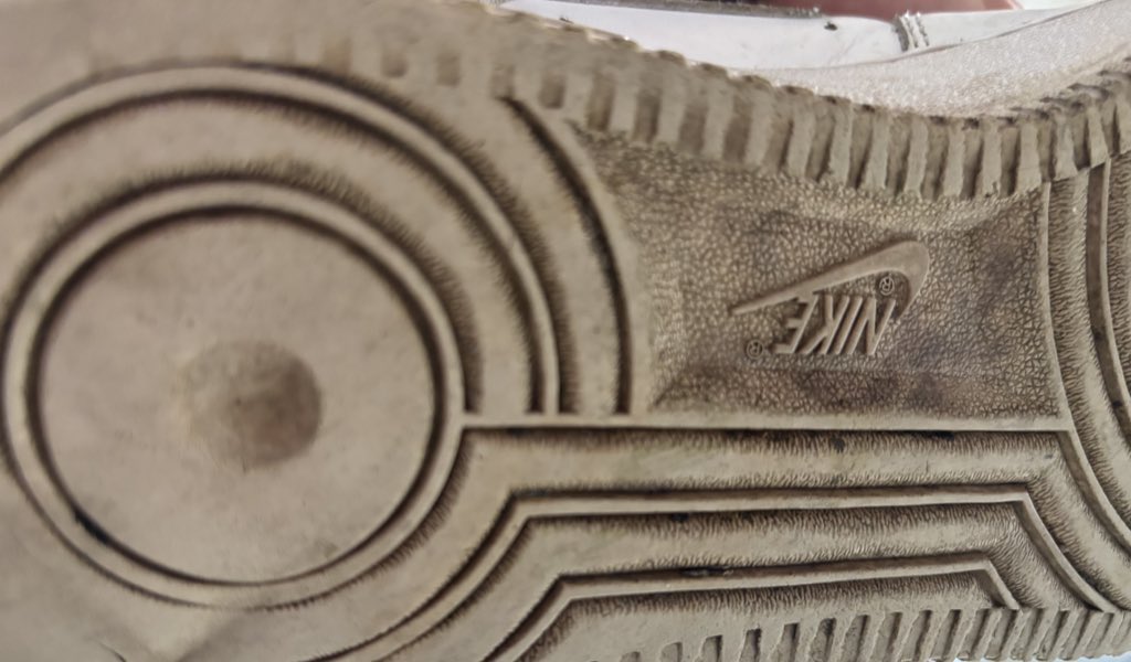 Leck meine Sohle sauber und diene mir Sklave 🤭
Ich habe so richtig Lust wieder shoppen zu gehen und mir ein paar schöne Nikes zu kaufen 😍😋

#geldherrin #Herrin #zahl #zahlschwanz #sklave #paypig #tributeme #geld #schuhe #findomdom #Fendom #slave #pay #viral #horny #geil