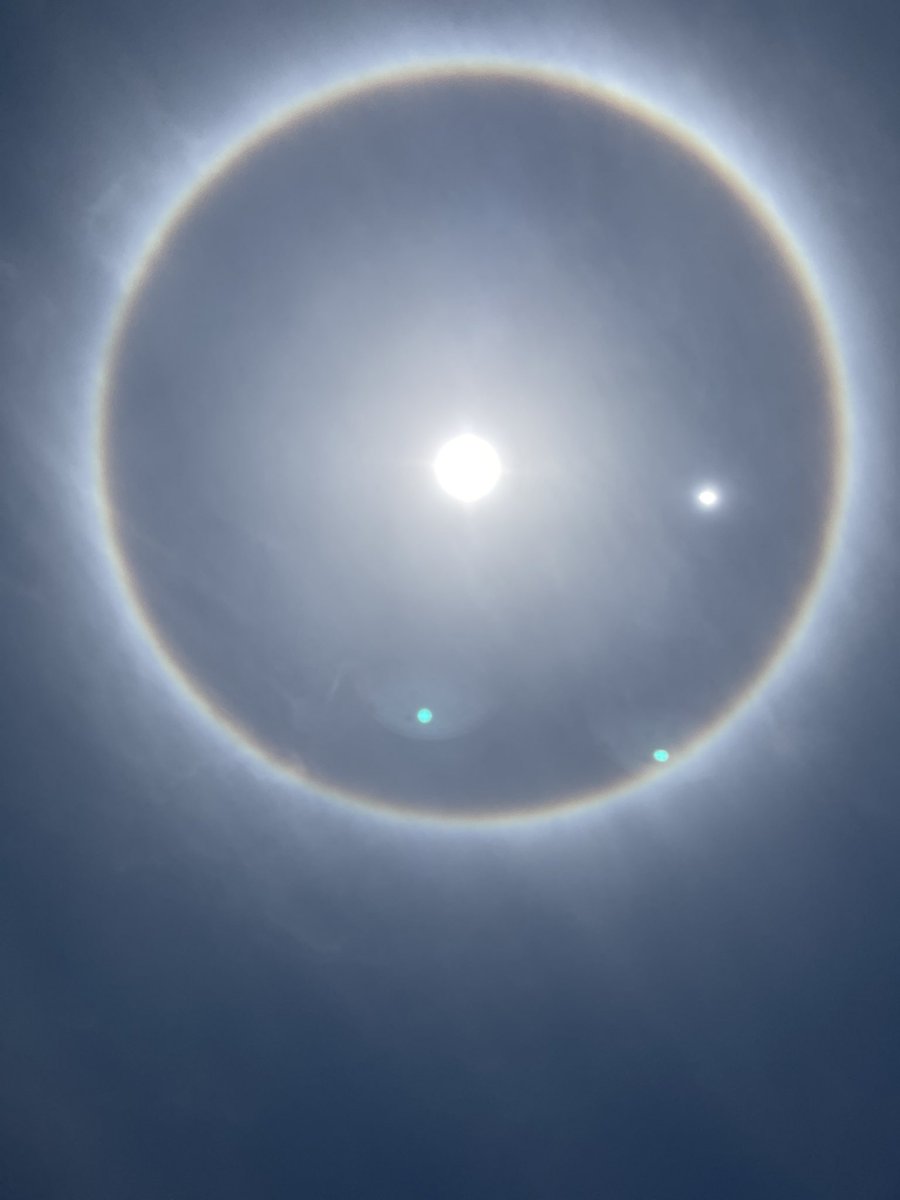 هذا شكل الشمس اليوم 🤔
#الشمس_اليوم