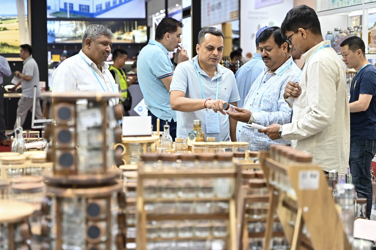 iGuangdong's tweet photo. At the current 2nd phase of the 137th @cantonfair, visitors can delve into household items, gifts, décor, building materials, and furniture across 15 dynamic zones.🌿🖼️

Join us to experience these exciting innovations! #OnInGD [📷/IC] @exposinchina https://t.co/3fJMfoXvxX