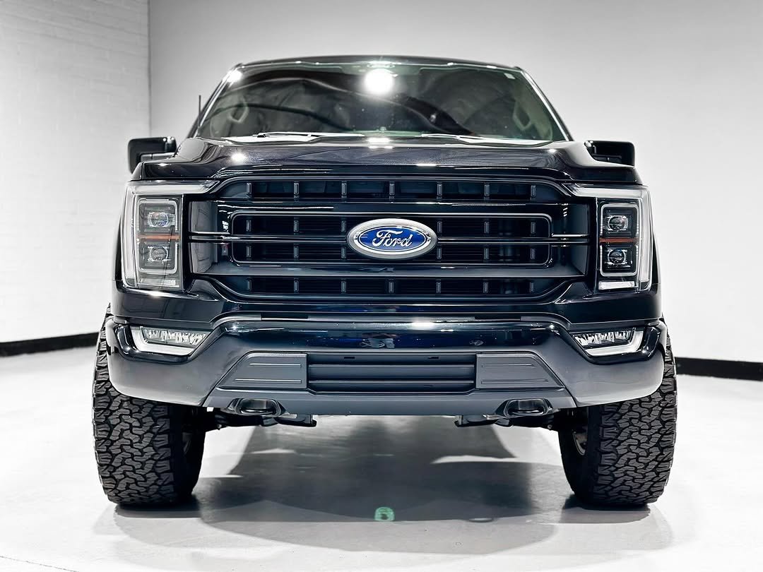 RandyT110's tweet photo. 2022 Ford F-150 XL \n\n‼️Financing Available‼️\n\nTitle: Clean Title \nEngine: 5.0L V8 10-Speed\nDrivetrain: 4X4\nMiles: 24,000\n\nCold A\/C\nApple CarPlay \nLeather inteior \nRaptor steering wheel \nBackup camera \nBackup sensors \nDrive modes \n17”KMC IMS Gloss wheels \n315\/70 https://t.co/5SbO8tuZq7