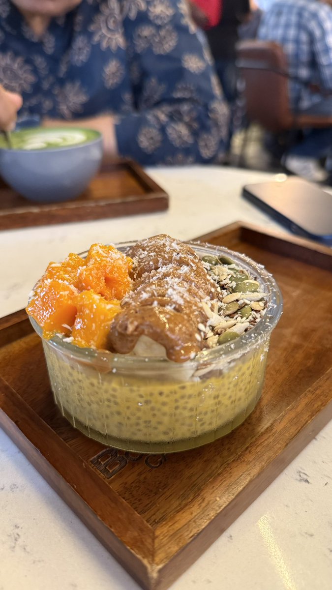 Can someone get me the recipe to this beautiful mango chia bowl from boojee! It’s a recipe for keeps!