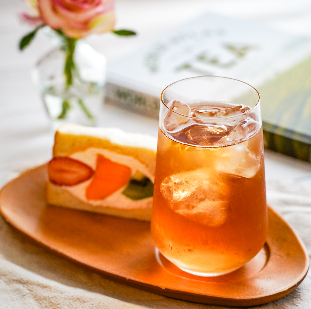 linktea526's tweet photo. 甘酸っぱいフルーツとクリームのまろやかさが広がるフルーツサンドには、夏摘み紅茶のアイスティーがぴったりです。

爽やかで心地よい渋みや、芳醇で繊細な香りを楽しめます。

あたたかい日のティータイムにいかがでしょうか🌱🍓 https://t.co/OolzPoEe8b
