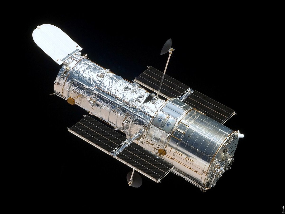 MuseeAirEspace's tweet photo. #CeJourLà #OnThisDay - Décollage le 24 avril 1990 de la navette spatiale 🇺🇸 Discovery (#STS31) avec pour principale mission la mise en orbite du télescope spatial #Hubble. C'est le 10e vol de #Discovery et le 35e d'une #NavetteSpatiale #SpaceGeek https://t.co/cQCJn5fvz9