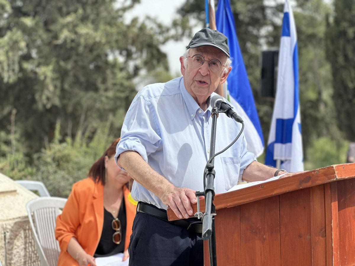 À Roglit ce matin, aux côtés des Fils et Filles des déportés juifs de France, d’Aloumim et de nos compatriotes d’Israël pour commémorer ‘Yom HaShoah’. 

Frédéric Journès, Ambassadeur de France en Israël : « J’avais 11 ans lorsque j’ai découvert la Shoah sur le petit téléviseur de