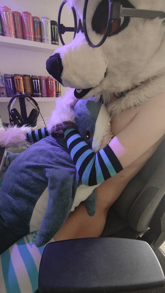 I love playing like this, but I prefer someone to replace the blahaj~

#furryporn #femboyporn