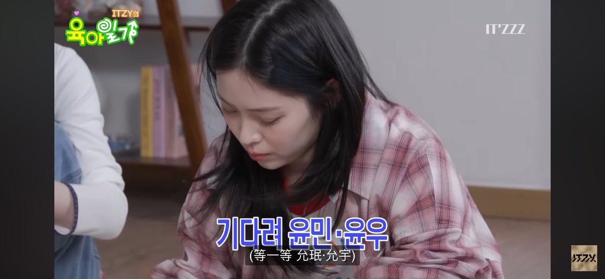 itchaeryu01's tweet image. 채령이가 알아서 달래주고~ 꼼꼼한 이모🥰이모들이 너무 좋아💋
#ITZZZ #ITㅋㅋㅋ #ITZY의육아일기