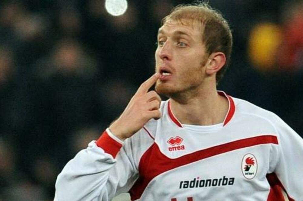 Twee dagen later dan normaal, maar mijn nieuwsbrief staat weer online. Calcio Gancio.

"Andrea Masiello is normaal basisspeler bij Südtirol, maar mist dit weekend opnieuw de wedstrijd tegen Bari. Het is de achtste keer op rij. En dat is geen toeval."

🔗 calciogancio.substack.com/p/calcio-ganci…