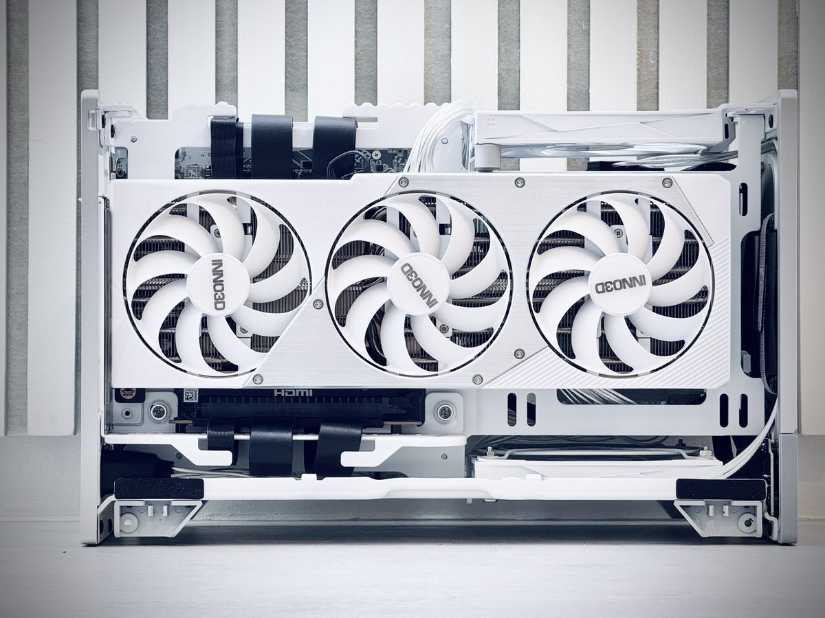 Nana_Maru_Go's tweet photo. わりと白いパソコン出来た

Case: FractalDesign Terra Silver/White
CPU: AMD Ryzen 9 7950X3D
Cooler: Noctua NH-L12Sx77
M/B: Gigabyte X870I AORUS PRO ICE
VGA: INNO3D RTX 5070 Ti X3 OC
RAM: TEAMgroup T-CREATE DDR5-6800 48GBx2
PSU: FSP DAGGER PRO ATX3.0

#自作PC
#白いPC https://t.co/KRbCR0KFjF