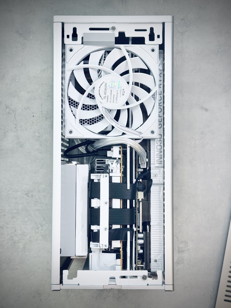 わりと白いパソコン出来た

Case: FractalDesign Terra Silver/White
CPU: AMD Ryzen 9 7950X3D
Cooler: Noctua NH-L12Sx77
M/B: Gigabyte X870I AORUS PRO ICE
VGA: INNO3D RTX 5070 Ti X3 OC
RAM: TEAMgroup T-CREATE DDR5-6800 48GBx2
PSU: FSP DAGGER PRO ATX3.0

#自作PC
#白いPC