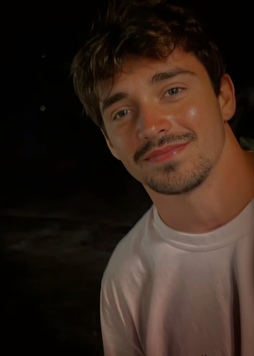 ⠀

   ⠀                             𓃵

              ⠀El sol sale lentamente, buenos días menos a unos pocos.