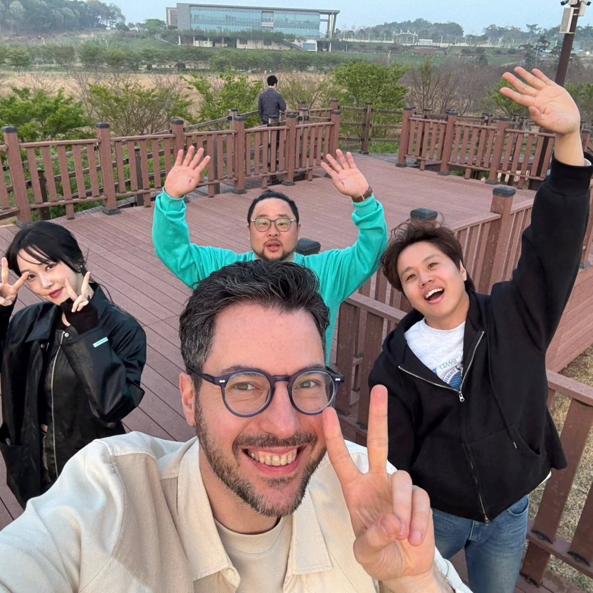 YUJUmoment's tweet photo. 250424 송영길님 인스타

👤 파브리형과 유주양과 2박3일

너무 즐거운 시간

#유주 #YUJU @YUJU__OFFICIAL https://t.co/fpEbGYqlF3