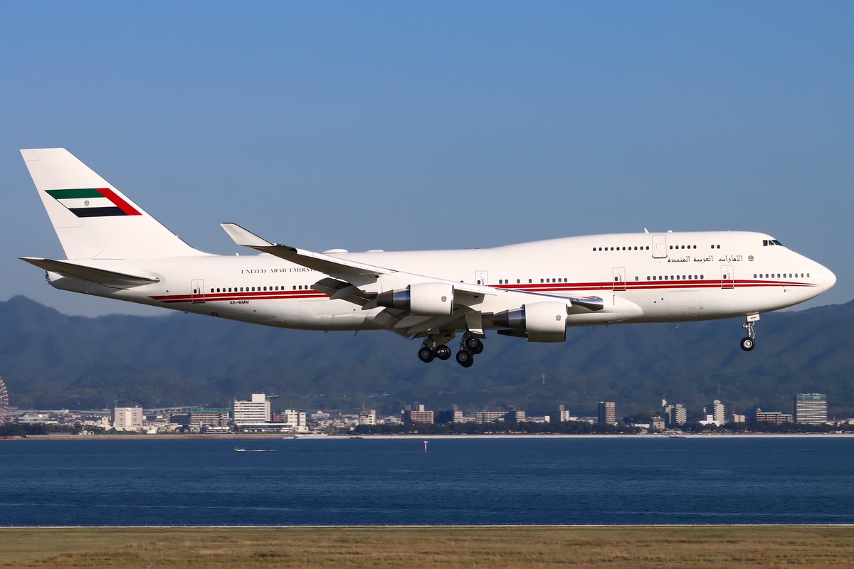 白い機体に赤のチートラインのドバイジャンボを頭光線の24Lで撮ることができました🇦🇪
16時ごろまでは06運用だったため、素晴らしいタイミングでのランチェンでした。

Dubai Royal Air Wing
Boeing747-422 A6-MMM
KIX/RJBB