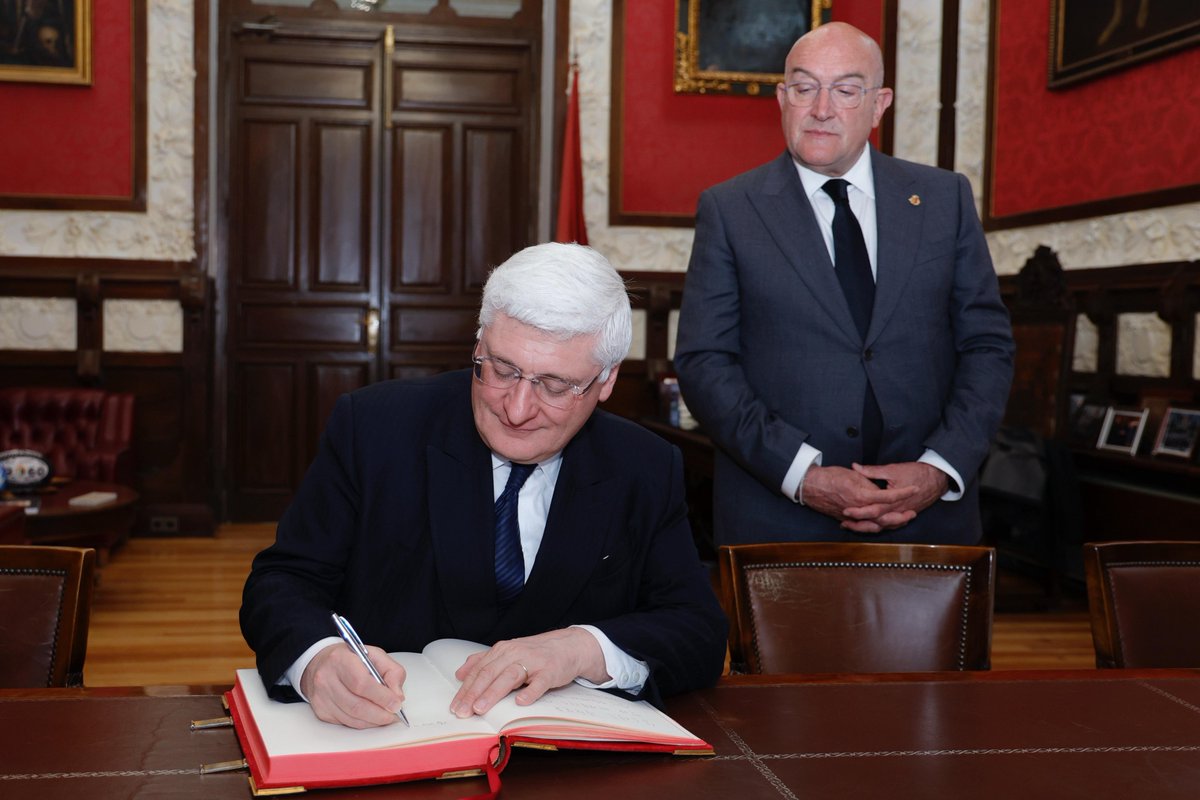 BelgiuminSpain's tweet photo. El embajador Nagant 🇧🇪 visitó #Valladolid para conocer la @SemanaSantaVLL.
Fue recibido con sus colegas acreditados en Madrid, por @JesusJCarnero, alcalde de la ciudad y 🖋️ el 📖 de honor.
¡Muchas gracias por la calurosa acogida @AyuntamientoVLL y @Dip_Va!
🇧🇪🤝🇪🇸 #SSVLL25 https://t.co/k0ExIFOZaq