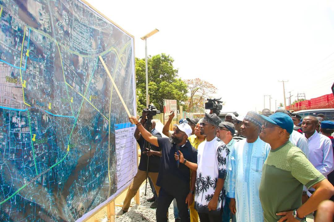 KOKUNSANI's tweet photo. Aikin, wanda ya kai tazarar kusan kilomita 11, ana gudanar da shi ne ta hannun ma'aikatar birnin tarayya, kuma ana sa ran kammala shi a watan Yunin 2025,  kuma za a kaddamar da shi domin amfanin jama'a. A halin yanzu, aikin ya samar da ayyuka da kasuwanci ga mazauna yankin. https://t.co/vCrzieJgoi