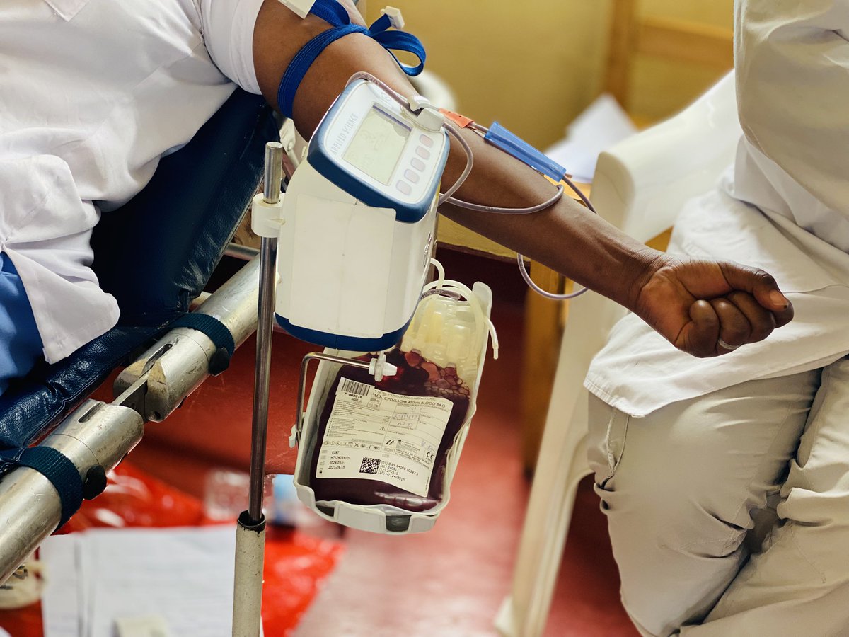 Gihundwe District Hospital (@gihundweh) on Twitter photo Buri wese ufite umutima n'ubushake bwo gufasha abarembye arashishikarizwa kugana <a href="/GihundweH/">Gihundwe District Hospital</a> akifatanya n'abandi barigutanga amaraso ahabwa indembe ziyakeneye. Ni igikorwa kirikubera ku bitaro bya Gihundwe kuri uyu wa Kane.
Gutanga amaraso ni ugutanga ubuzima. Buri wese ufite umutima n'ubushake bwo gufasha abarembye arashishikarizwa kugana <a href="/GihundweH/">Gihundwe District Hospital</a> akifatanya n'abandi barigutanga amaraso ahabwa indembe ziyakeneye. Ni igikorwa kirikubera ku bitaro bya Gihundwe kuri uyu wa Kane.
Gutanga amaraso ni ugutanga ubuzima.