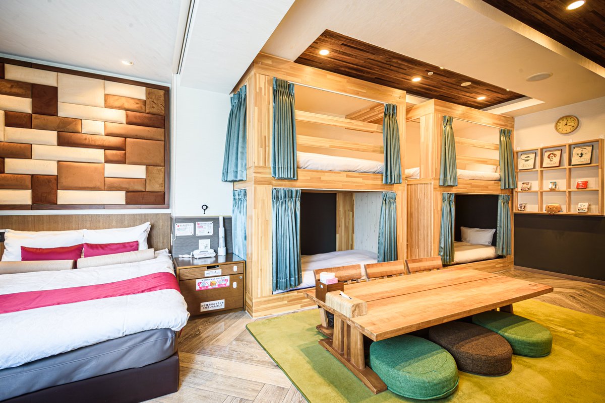 パセラリビングのお部屋は、洗練された和モダンの空間に、最大8名様までご宿泊いただけます。
✔︎ 木のぬくもりを感じる二段ベッド
✔︎ カラオケ・キッチン・プロジェクター付きで充実の設備
ご家族やご友人との特別なご滞在に、
日常を忘れるような、やさしい時間をお過ごしください。