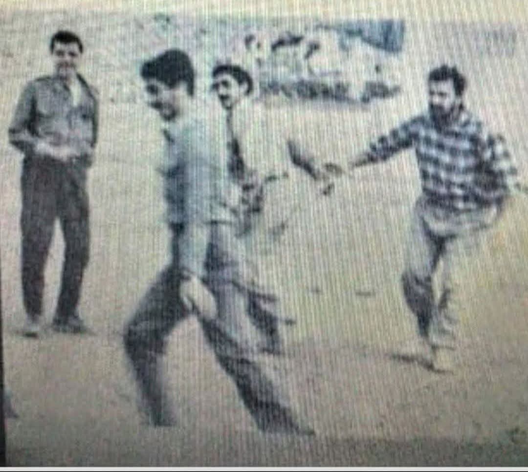Aşağıdaki fotoğrafın;
Çekildiği yıl: 1977
Çekildiği mekan: MİT antrenman alanı 

Oyuncular:
Mehmet Eymür
Muhsin Yazıcıoğlu 
Abdullah Öcalan 
Abdullah Çatlı...

Hani ünlü bir söz vardır:
Kimlerrr Kimlerlee!

Kim kimin kimi...
Kimin eli kimin cebinde...
Kim kahraman, kim