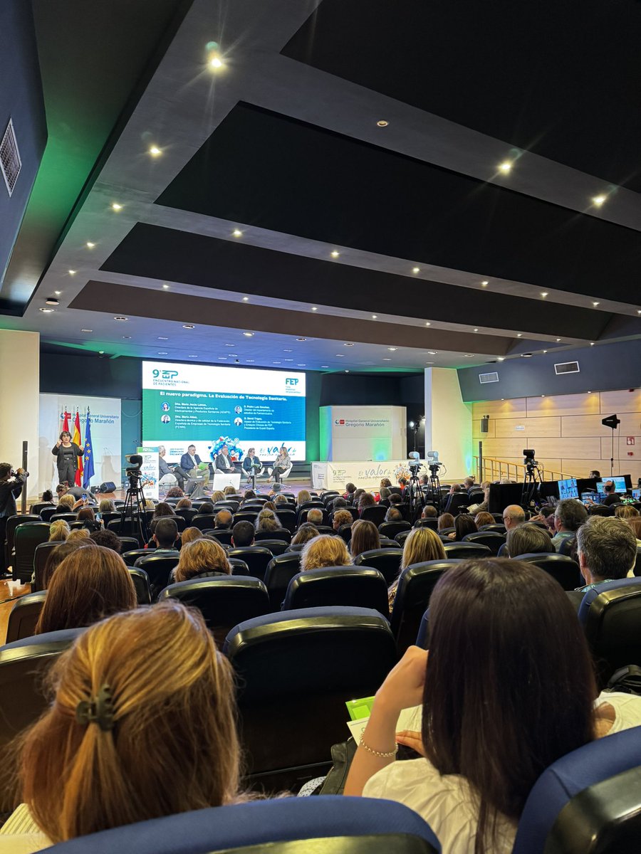 Hoy está a 9º Encuentro Nacional de Pacientes. Esta está a pensar mucho!! Nota: yo con afasia escribir es difícil.  #enpacientes2025