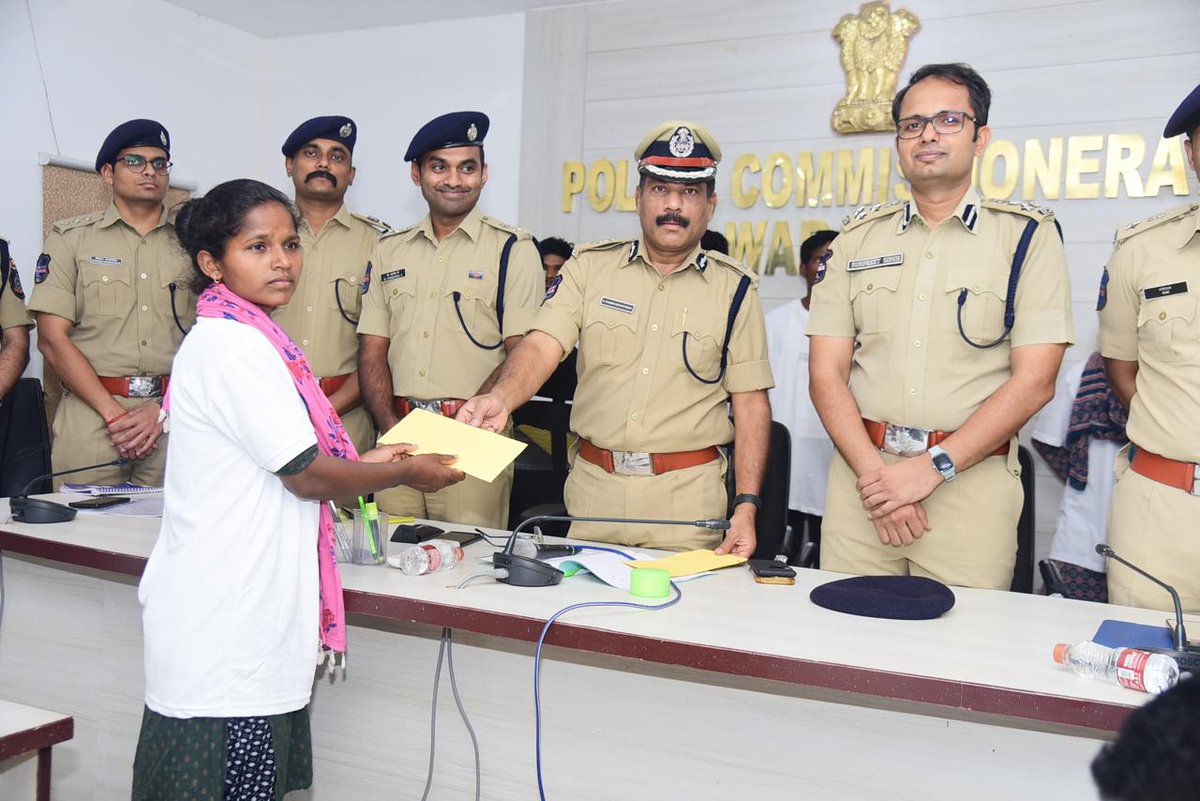 మావోయిస్టులను జనజీవన స్రవంతిలోకి తీసుకువచ్చేందుకు తెలంగాణ పోలీసులు చేస్తున్న కృషి ఫలిస్తోంది. ఇవాళ వరంగల్‌లో మల్టీ జోన్‌-1 ఐజీ ఎస్‌. చంద్రశేఖర్‌రెడ్డి ఎదుట 14 మావోయిస్టులు లొంగిపోయారు. వారిలో ఇద్దరు ఏరియా కమిటీ సభ్యులు, ఒక మిలీషియా కమాండర్ ఉన్నారు. 
#TelanganaPolice