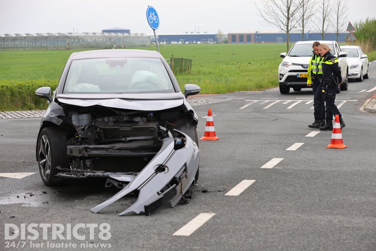 RedactieD8's tweet image. Op de #Komkommerweg kruising #SchimmelpennickvanderOyeweg in #Delfgauw heeft een flinke aanrijding plaatsgevonden tussen twee auto’s. Twee personen raakte gewond en zijn opgevangen door de ambulancedienst.
