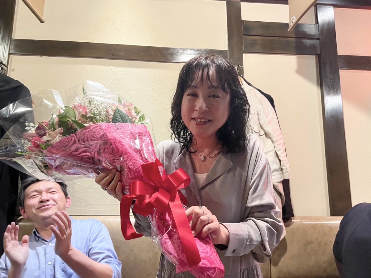 私事ですが、4月に教授に昇任しまして、そのお祝いの席に卒業生がサプライズで寄せ書きを送ってくれました！
沢山の学生からメッセージをいただいて、胸いっぱいです😊💦
研究室で学生と過ごしてきた時間は私にとっても宝物です。ありがとうございます😊
#宮城大学　#食産業学群　#施設園芸学研究室