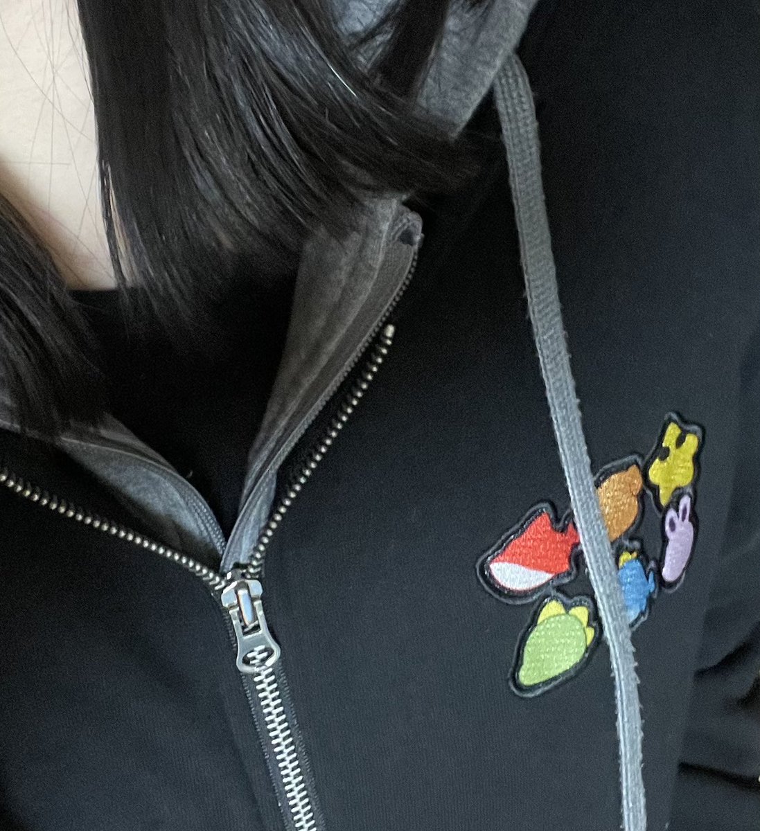 몇주전에
사진처럼 입고 등교하고있었는데
교문에 있던 학생회? 여자선배분이 가슴팍을 쓱 훑더니

.......픽셀리다.

하셔서 심장멎는줄알앗음