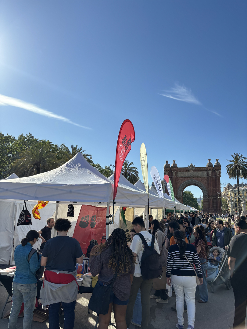 Companyes! 🤩 Moltíssimes gràcies per venir a passar el Sant Jordi amb nosaltres!🌹

Que els llibres us acompanyin tot l'any!✊📚