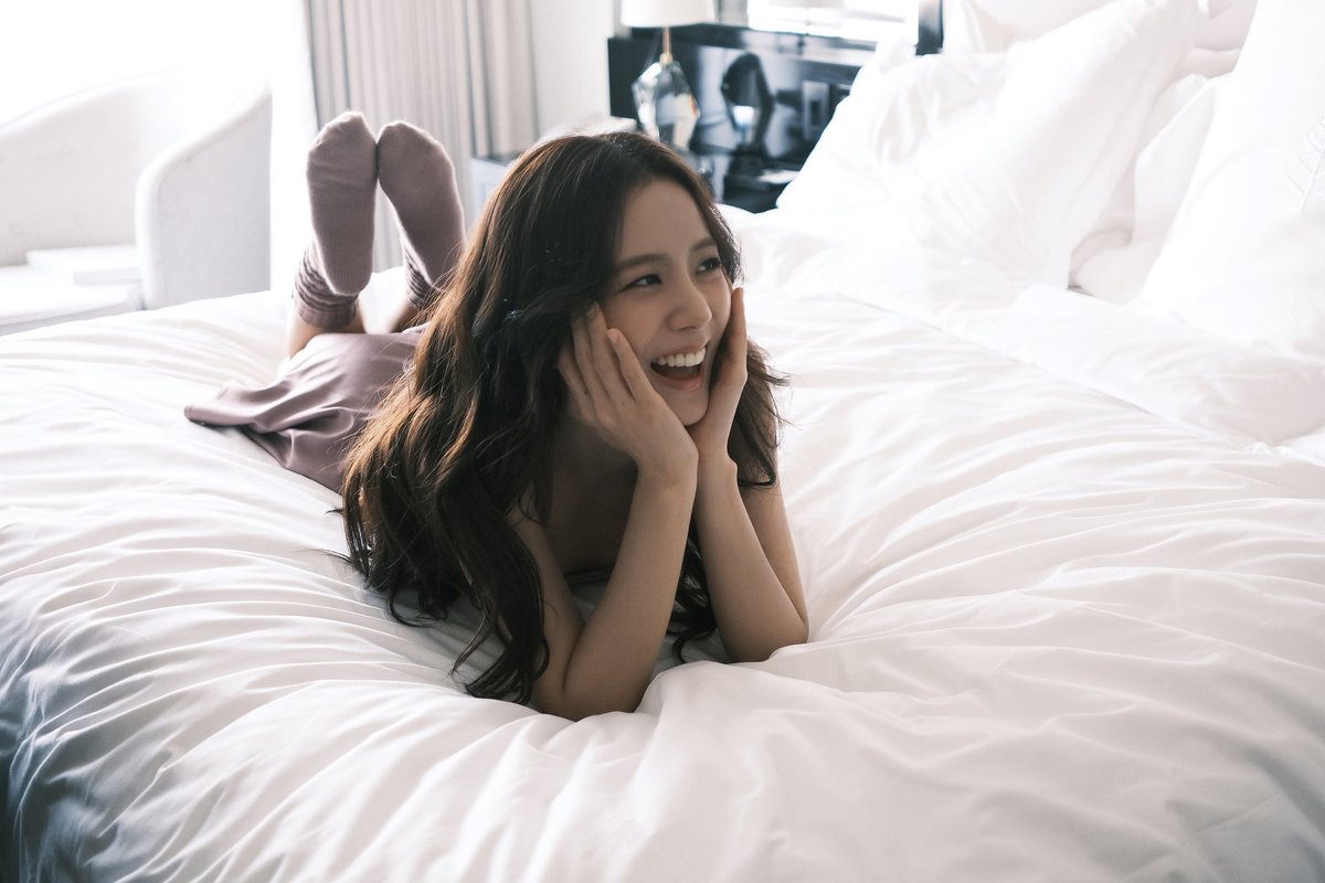 JisooRamyeonTH's tweet photo. alo BEHIND📸

JISOO APP ปล่อยรูปเบื้องหลังการถ่ายทำ alo แล้วค่ะ พี่ซูสวยมากกกก เท่มากกก น่ารักมากกก เฮลตี้มากค่า😭🥺

#JISOO #JISOOxALO @officialBLISSOO https://t.co/rHyvjELf44