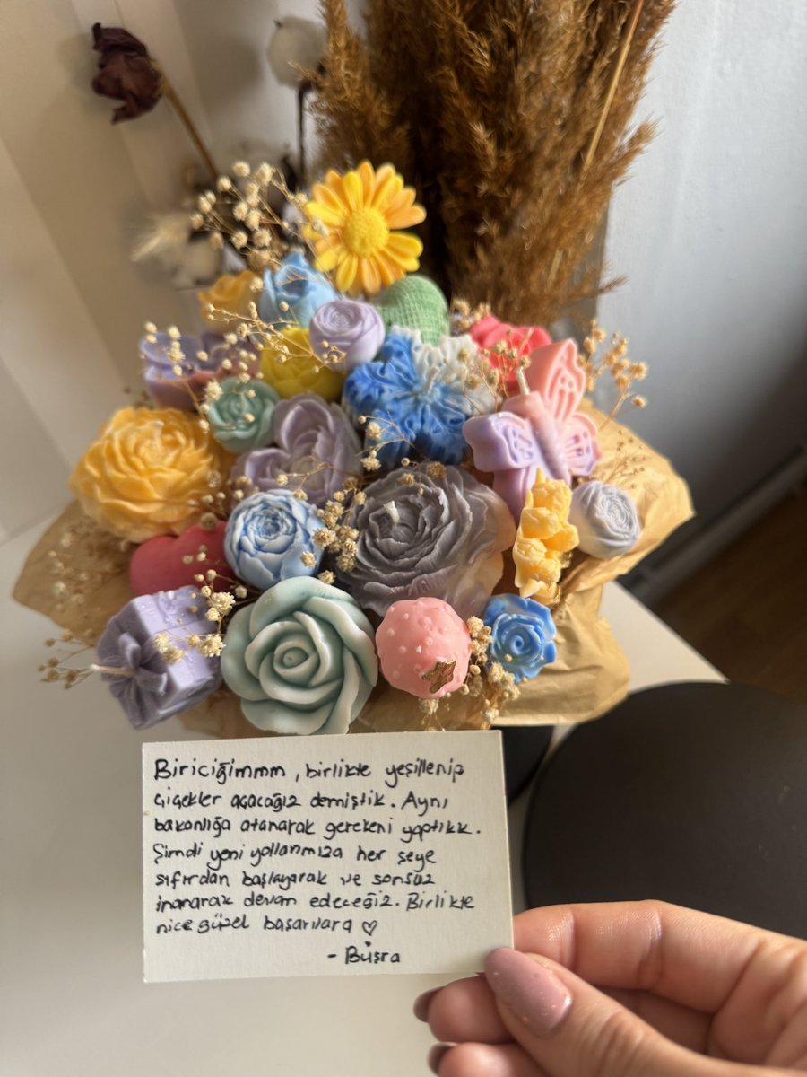 yeyucandles's tweet photo. az önce şöyle bir buket hazırladım ve nota kalbimi bıraktım 🥹🥹 bende dostumdan böyle bir paket alabilir miyiimmmm ✨🤩 https://t.co/dcpqebnKJx