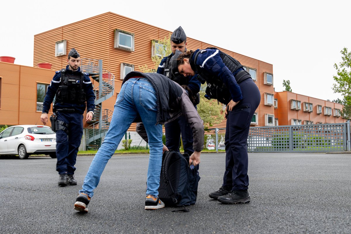 🚨 Opération de contrôle de sacs aux abords des établissements scolaires 🎒

Dans le cadre d’une campagne nationale de sensibilisation, des opérations de contrôle de sacs ont été menées le jeudi 24 avril aux abords des établissements scolaires, notamment le lycée George Sand à La