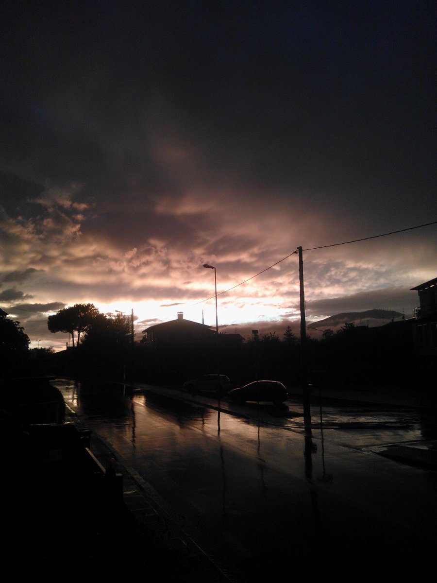 Questa foto compie 15 anni oggi e mi fa sentire a casa (scattata da camera mia una giornata non molto diversa da questa)