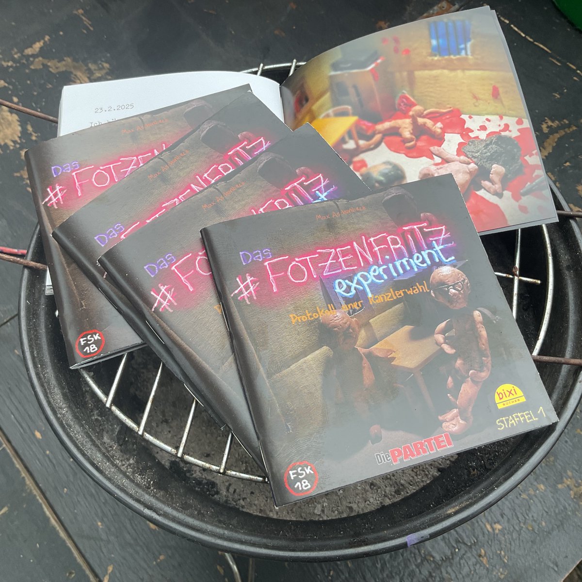 Max Aschenbach (@max_aschenbach) on Twitter photo Wer träumt nicht vom eigenen Buch?
Pünktlich zum 40. habe ich mein 1. Werk als Schriftsteller fertiggestellt und neulich bekam ich ein paar Exemplare.
Normalsterbliche müssen für „Das #Fotzenfritz-Experiment“ teuer Geld im <a href="/DiePARTEI/">Die PARTEI 🪣</a>-Shop bezahlen.
Haha!
parteibedarf.de Wer träumt nicht vom eigenen Buch?
Pünktlich zum 40. habe ich mein 1. Werk als Schriftsteller fertiggestellt und neulich bekam ich ein paar Exemplare.
Normalsterbliche müssen für „Das #Fotzenfritz-Experiment“ teuer Geld im <a href="/DiePARTEI/">Die PARTEI 🪣</a>-Shop bezahlen.
Haha!
parteibedarf.de