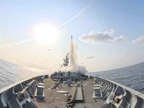 ani_digital's tweet photo. INS Surat carries out successful test firing of MR-SAM air defence missile system in Arabian Sea
Read @ANI Story | https://t.co/d63EYxUi66
#INS #Surat #TestFiring #DefenceMissileSystem https://t.co/MLnGTsp5ey