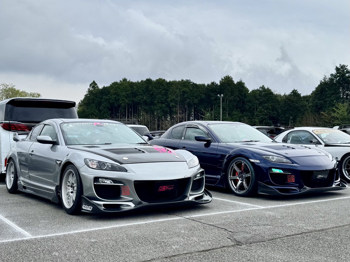 RX_8_RYO's tweet photo. もう何年の付き合いになるんだろう.....

「今回は置きイベだから一緒に少し車高下げましょ！」って言ったら
忙しい合間を縫って車高を下げて来てくれた
R魔エイトの大切な友人♪

今年も一緒に並べました✌️

#RX8 #RMagic https://t.co/zQjPRO2DsM