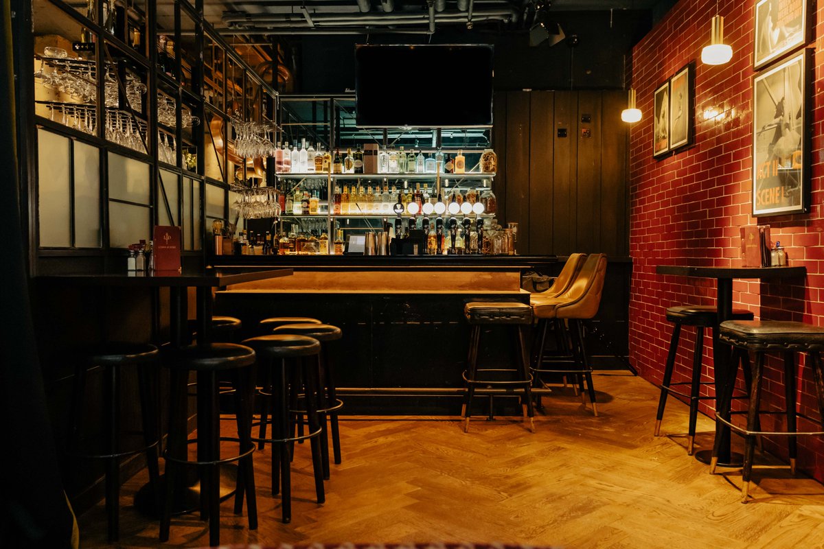 There’s just something about Lemon &amp; Duke. 🍸✨

Low lights, high vibes, and cocktails that know exactly what they’re doing. The kind of place where nights blur into memories — in the best way.

A little appreciation for our elegant interiors . #LemonAndDuke #Cocktails