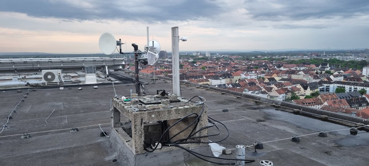 Demnächst wird das Dach saniert und wir mussten gestern am HamNet-Standort #DB0FC alle Masten abzubauen, damit der Kran frei drehen kann.

Die #HamNet Links und der Usereinstieg laufen noch, aber währen der Arbeiten am Dach müssen wir wohl vorübergehend komplett abbauen.