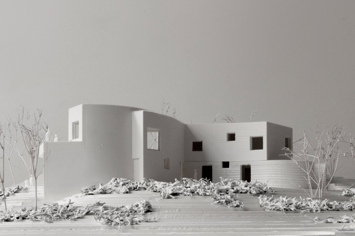 Hoy se inaugura en Casa de la Arquitectura, “HABITAR ESPAÑA”, una exposición que reúne maquetas de viviendas para reflexionar sobre cómo habitamos el territorio. 

Nuestra contribución: una vivienda en Girona que responde a la topografía inclinada integrándose con el paisaje.