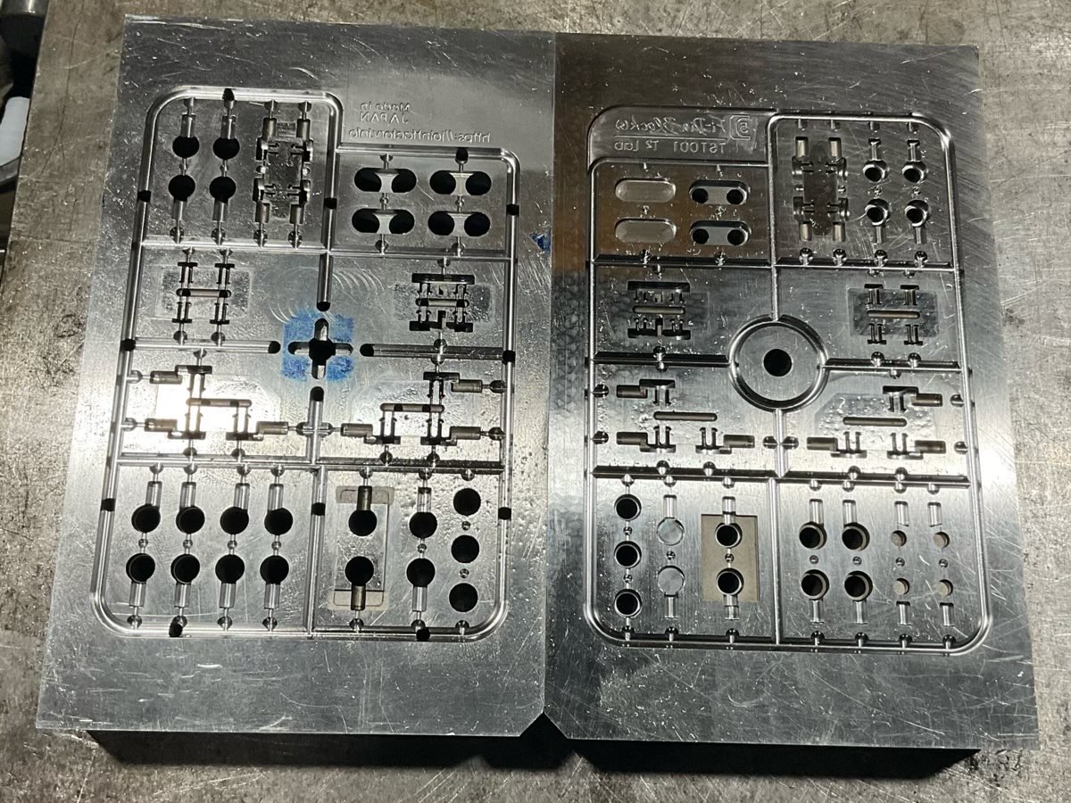 jointfactory's tweet photo. 完成間近になってから色々…本当にいろいろありましたが、ようやく一軸ジョイントテスト型(Tst.001)も大詰めを迎えています
とはいえ、このパーツサイズを目の当たりにすると、本当に成形できるのだろうか?と心配になってきます(´ω`)
#金型
#ジョイントパーツ
#fidiablocks https://t.co/TKe3uVimHy