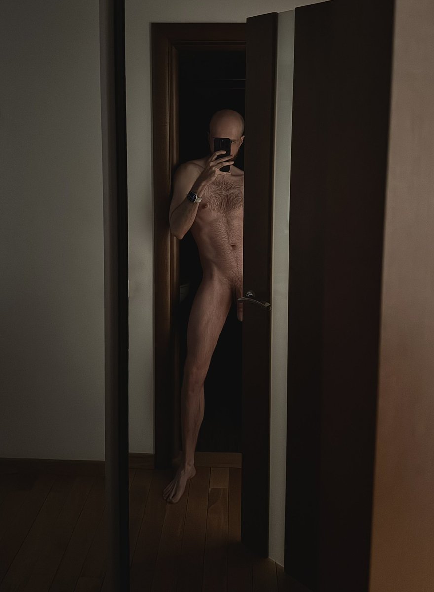 Заблудился в дверях в этот #нюдсочетверг