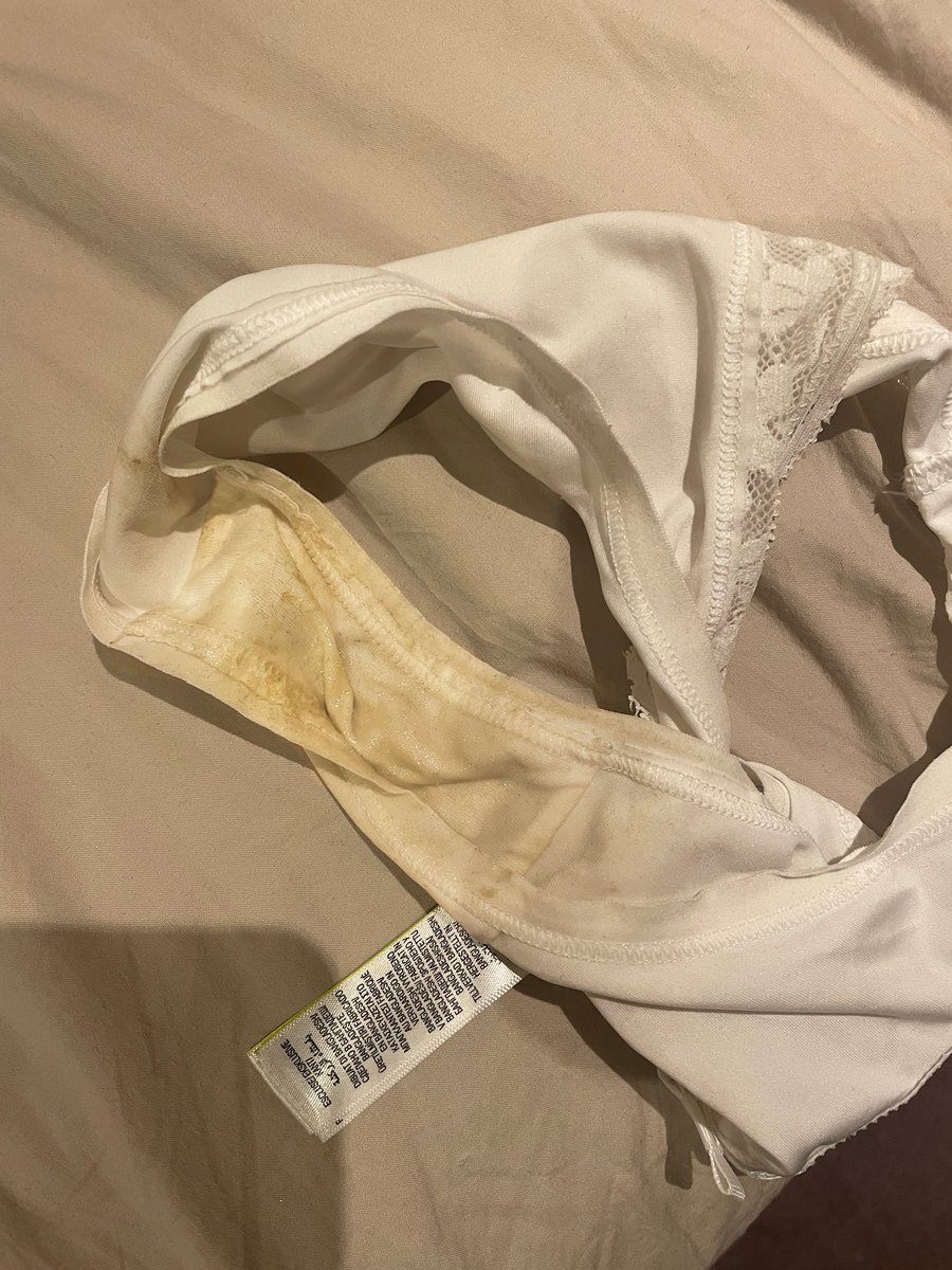 昨天发了上班时的穿搭，被好多人发现阴毛从内裤里钻出来。给学生上课前，我看了眼私信没敢挨个点进去看，就已经脸红了。上课的时候感觉下面总在散发着一股让人上头的咸骚味。每闻到一口，脑子里就全是被你们议论的那些下流话