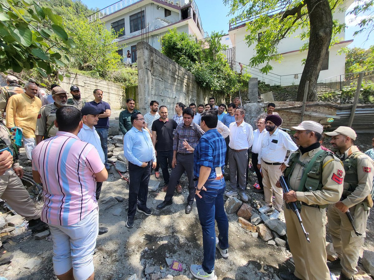 DC Ramban, Baseer-Ul-Haq Chaudhary inspected restoration work, assessed damages, and reviewed ongoing relief measures across the length and breadth of flood-affected areas in Ramban to ensure necessary support and relief to victims. <a href="/BaseerUlHaqIAS/">Baseer Ul Haq Choudhary</a> <a href="/Rameshkumarias/">Ramesh Kummar</a> <a href="/diprjk/">Information & PR, J&K</a>