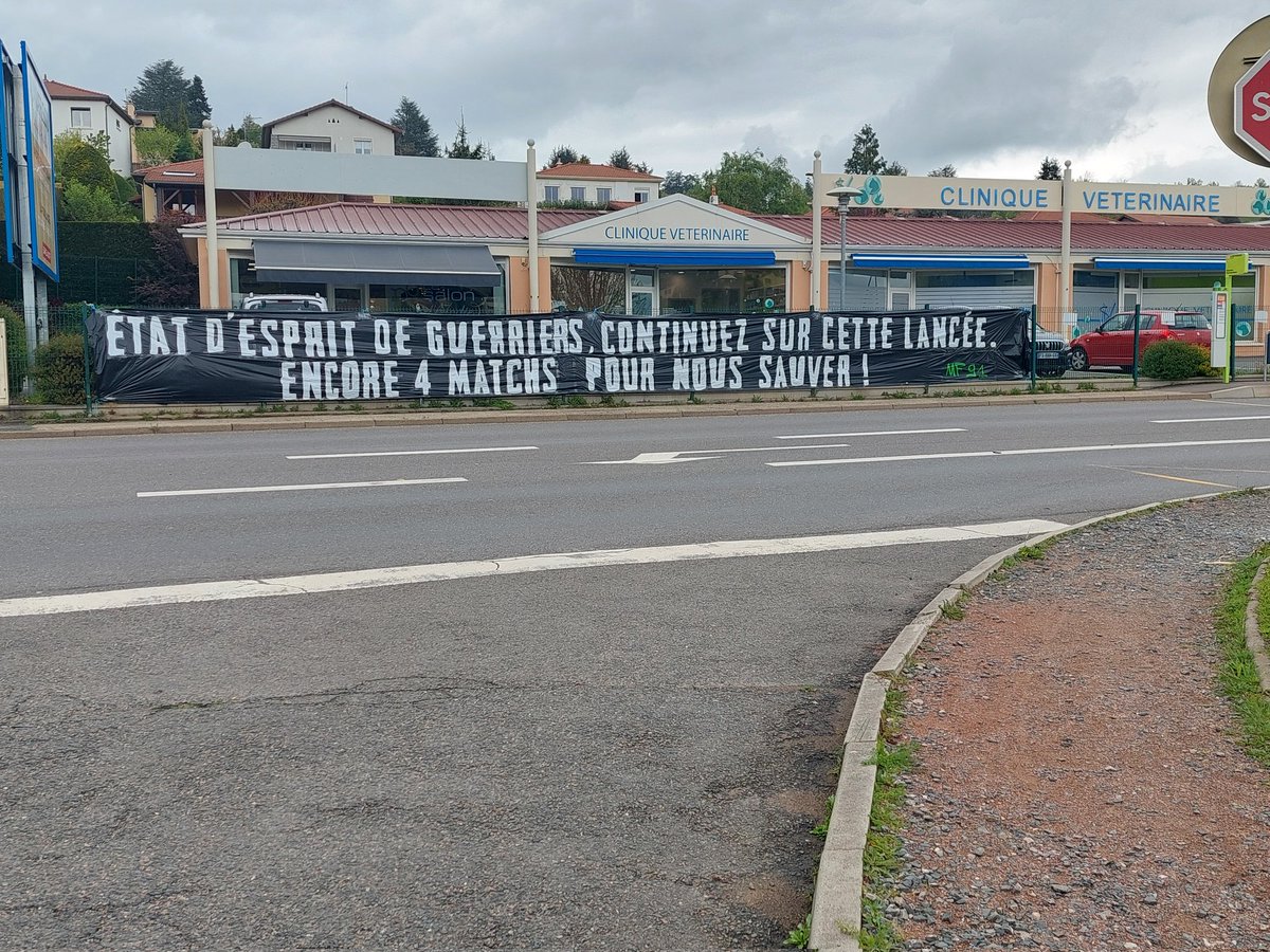 "État d'esprit de guerriers, continuez sur cette lancée, encore 4 matchs pour nous sauver !" : le message des Magic Fans ce jeudi devant le centre d'entraînement de  L'Etrat, à 48h du match de l'ASSE à Strasbourg.